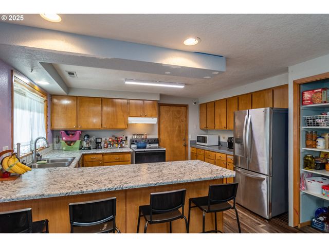 1785 Nw GROVE St, Roseburg, OR 97471