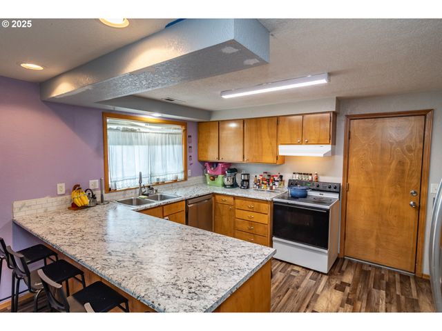 1785 Nw GROVE St, Roseburg, OR 97471