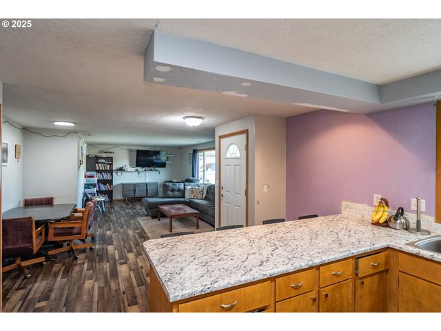 1785 Nw GROVE St, Roseburg, OR 97471