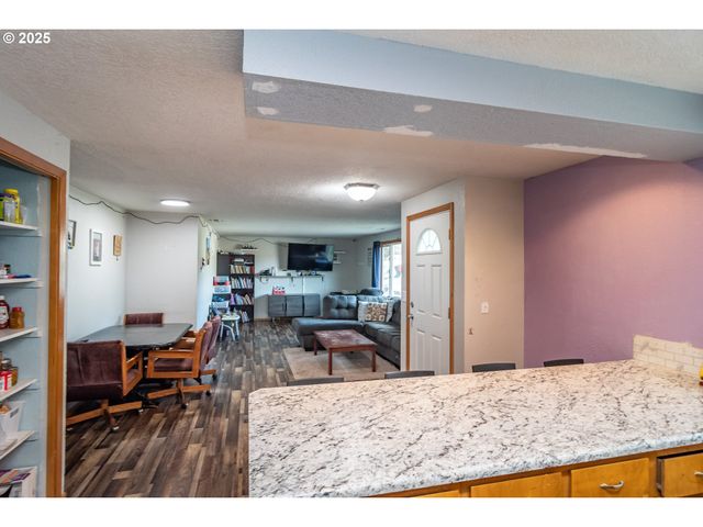 1785 Nw GROVE St, Roseburg, OR 97471