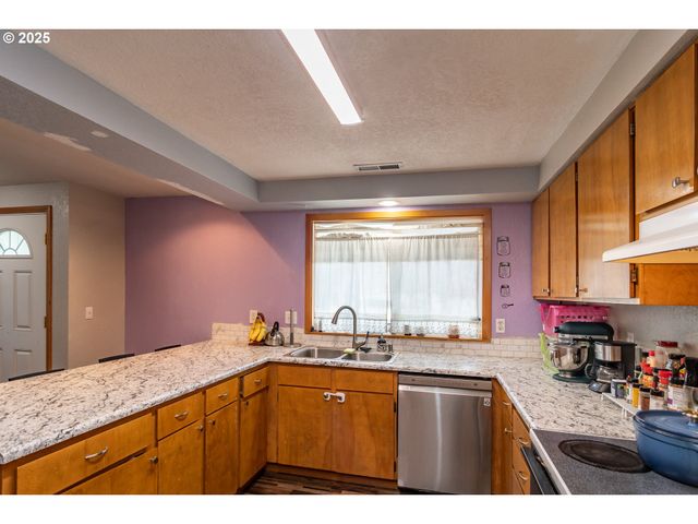 1785 Nw GROVE St, Roseburg, OR 97471