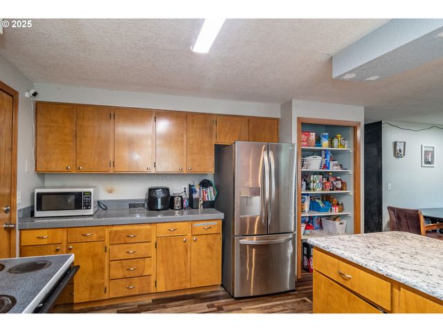 1785 Nw GROVE St, Roseburg, OR 97471