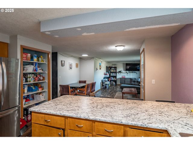 1785 Nw GROVE St, Roseburg, OR 97471