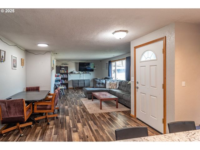 1785 Nw GROVE St, Roseburg, OR 97471