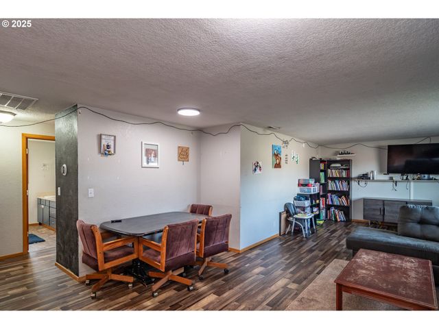 1785 Nw GROVE St, Roseburg, OR 97471