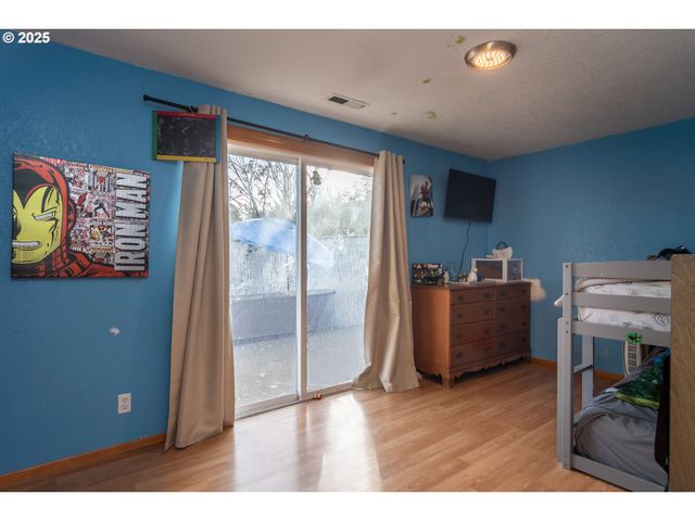 1785 Nw GROVE St, Roseburg, OR 97471