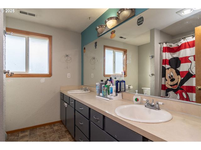 1785 Nw GROVE St, Roseburg, OR 97471