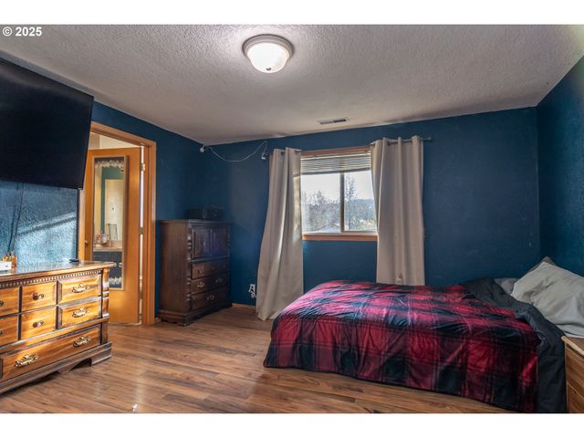 1785 Nw GROVE St, Roseburg, OR 97471