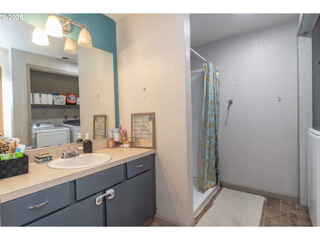 1785 Nw GROVE St, Roseburg, OR 97471