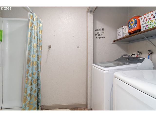 1785 Nw GROVE St, Roseburg, OR 97471