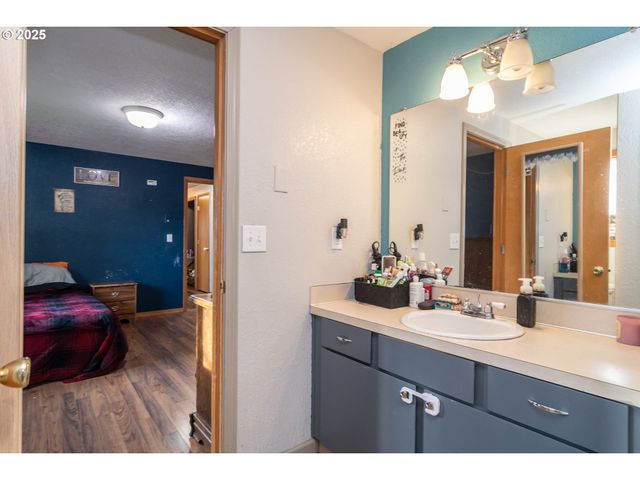 1785 Nw GROVE St, Roseburg, OR 97471