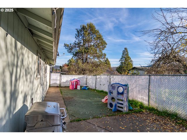 1785 Nw GROVE St, Roseburg, OR 97471