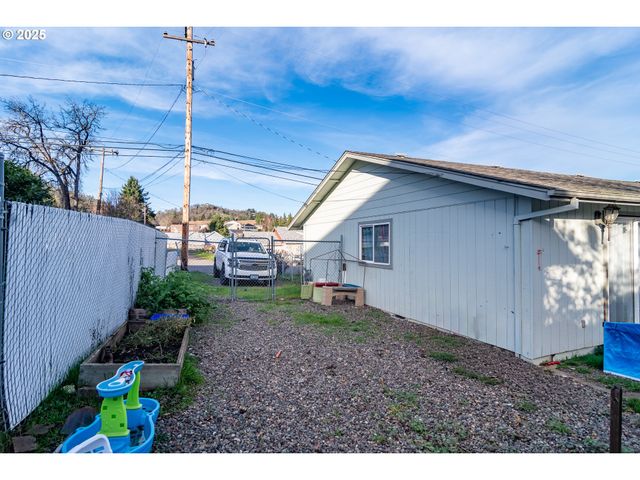 1785 Nw GROVE St, Roseburg, OR 97471