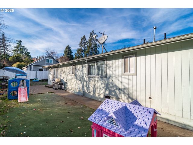 1785 Nw GROVE St, Roseburg, OR 97471