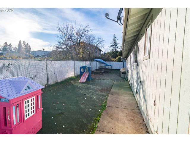 1785 Nw GROVE St, Roseburg, OR 97471