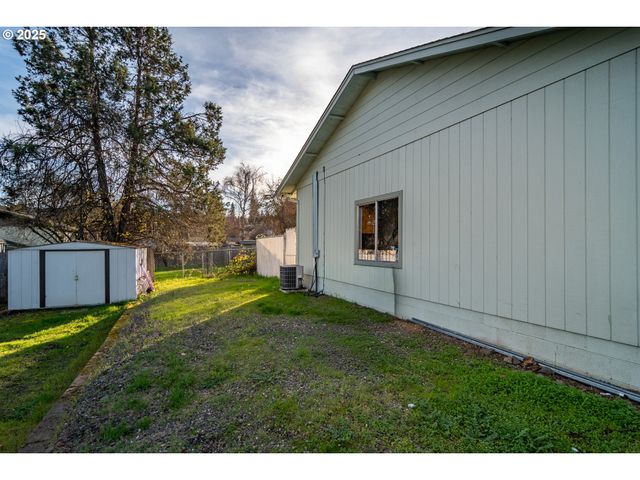 1785 Nw GROVE St, Roseburg, OR 97471
