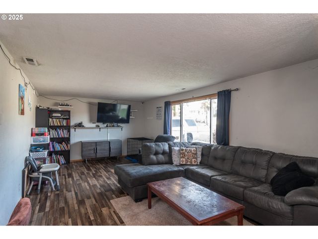 1785 Nw GROVE St, Roseburg, OR 97471