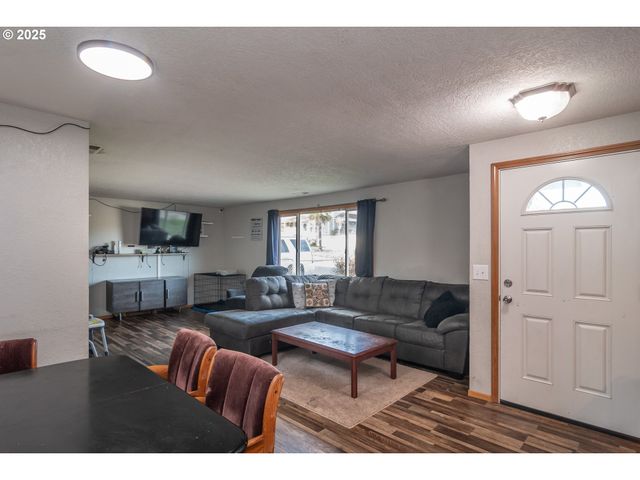 1785 Nw GROVE St, Roseburg, OR 97471