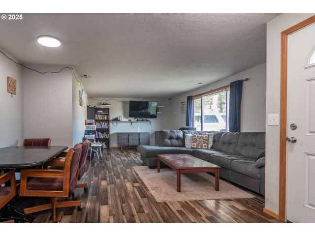 1785 Nw GROVE St, Roseburg, OR 97471