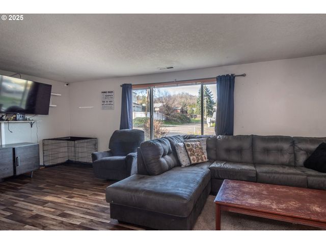 1785 Nw GROVE St, Roseburg, OR 97471