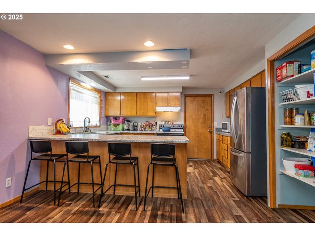 1785 Nw GROVE St, Roseburg, OR 97471