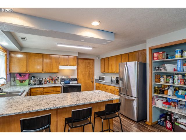 1785 Nw GROVE St, Roseburg, OR 97471