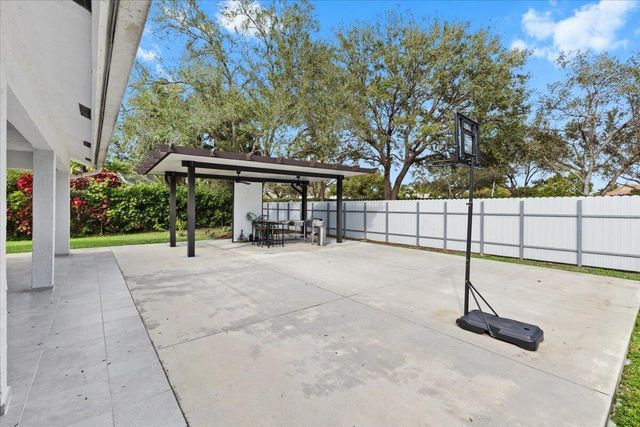 20221 NW 8th Street, Pembroke Pines, FL 33029