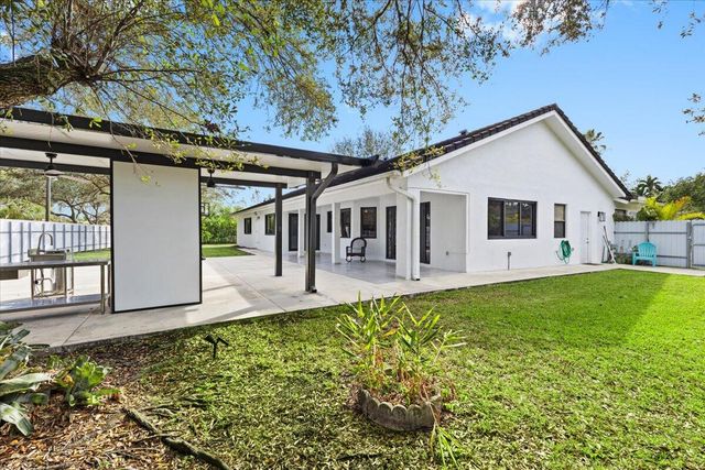 20221 NW 8th Street, Pembroke Pines, FL 33029