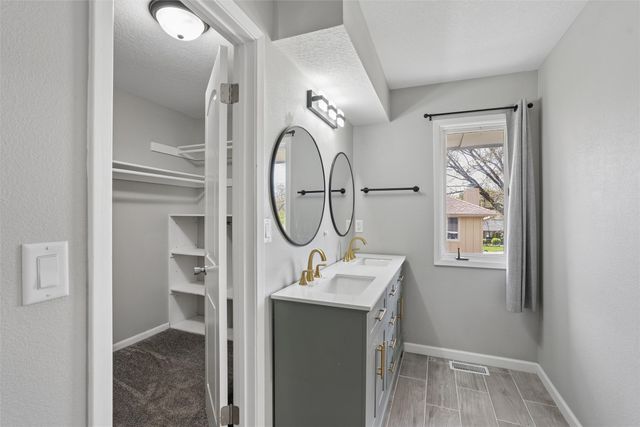 10244 Lincoln Avenue, Clive, IA 50325