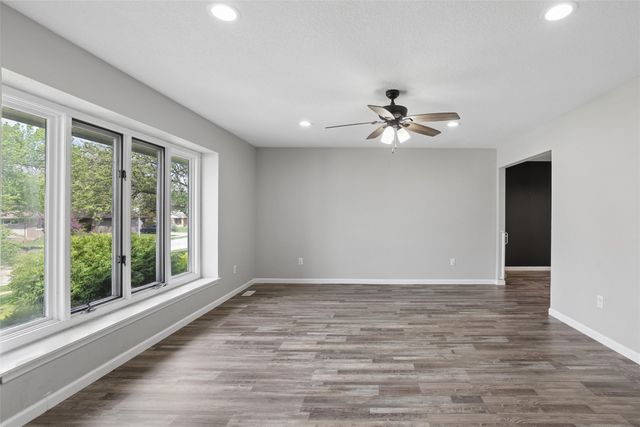 10244 Lincoln Avenue, Clive, IA 50325