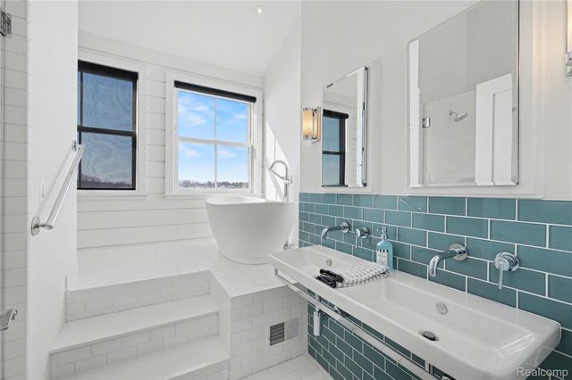 12410 Woodhull Landing, Fenton Charter Township, MI 48430