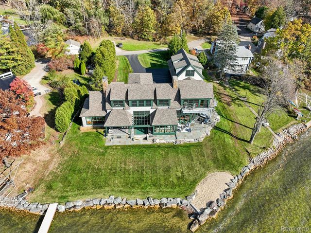 12410 Woodhull Landing, Fenton Charter Township, MI 48430