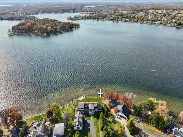 12410 Woodhull Landing, Fenton Charter Township, MI 48430