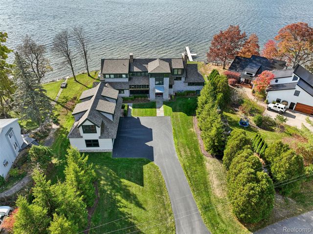 12410 Woodhull Landing, Fenton Charter Township, MI 48430