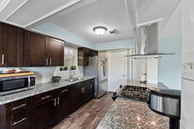 3501 Old Oaks Drive, Baytown, TX 77521