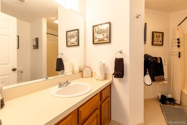 8187 Grays Drive B7, Grosse Ile Township, MI 48138