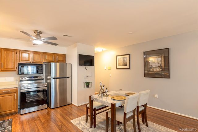 8187 Grays Drive B7, Grosse Ile Township, MI 48138