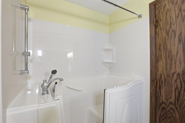 3113 N PEACHTREE LANE, Appleton, WI 54911