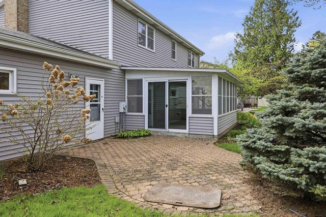 3113 N PEACHTREE LANE, Appleton, WI 54911