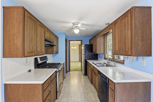 3113 N PEACHTREE LANE, Appleton, WI 54911