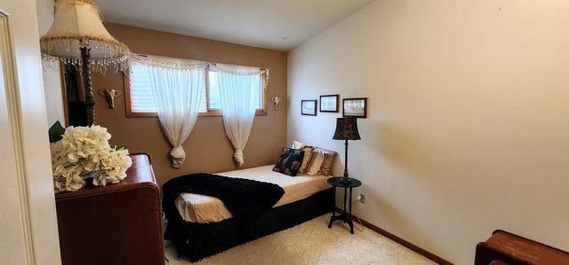 2525 Skyline Dr NW, Minot, ND 58703