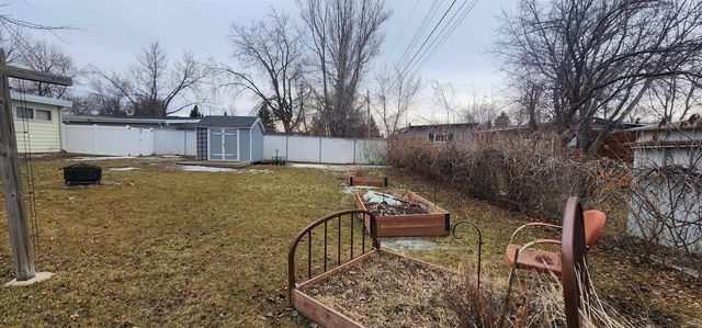 2525 Skyline Dr NW, Minot, ND 58703