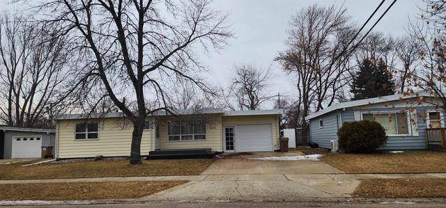 2525 Skyline Dr NW, Minot, ND 58703