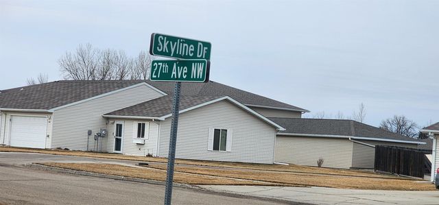 2525 Skyline Dr NW, Minot, ND 58703