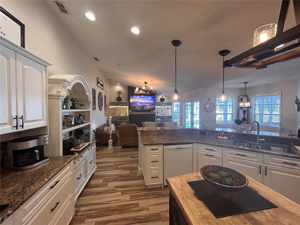 Image 14 of property listing at 338 LAFAYETTE BOULEVARD, Oldsmar, FL 34677