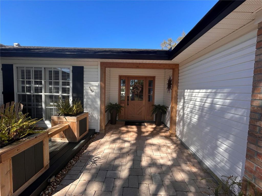 Image 5 of property listing at 338 LAFAYETTE BOULEVARD, Oldsmar, FL 34677