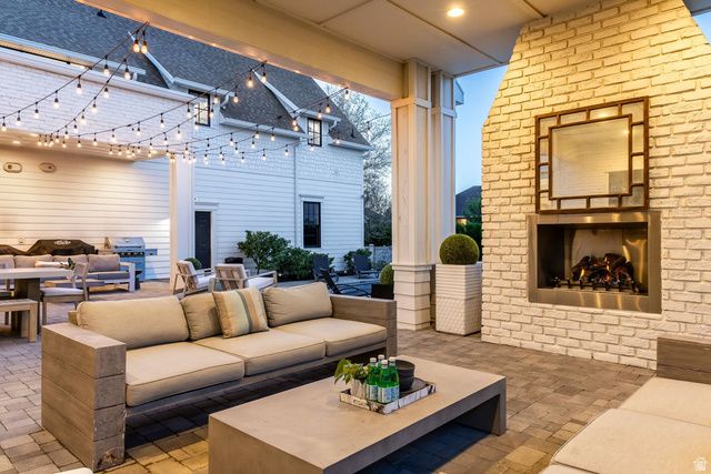 2088 W LEGEND CREEK CT, South Jordan, UT 84095