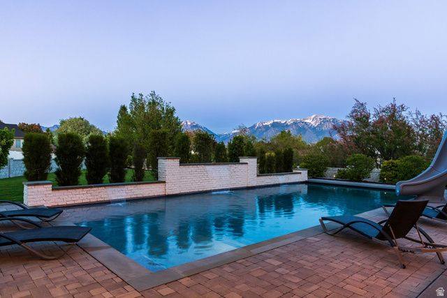 2088 W LEGEND CREEK CT, South Jordan, UT 84095