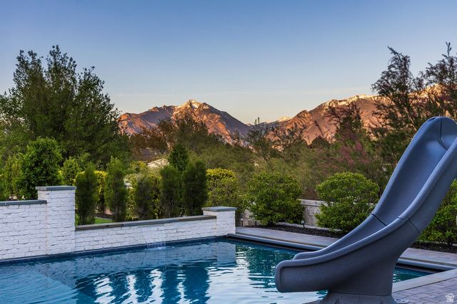 2088 W LEGEND CREEK CT, South Jordan, UT 84095