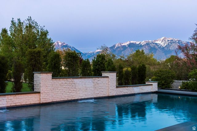 2088 W LEGEND CREEK CT, South Jordan, UT 84095